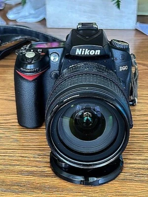 Nikon  D90 12.3MP Digital SLR Camera - Black (Kit w/ VR 18-105 mm Lens) - Image 1 of 4