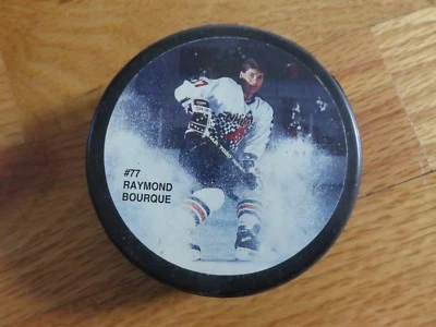 Commemorative 1995 NHLPA Sport-Flash RAY BOURQUE No. 77 BOSTON BRUINS Puck — 第 1/2 张图片