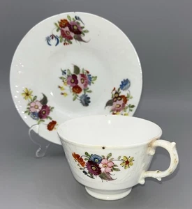 Antigua taza de té y platillo victoriano inglés de porcelana floral emboassed años 1850 - Imagen 1 de 20