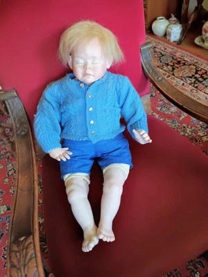 Renate Höckh Künstlerpuppe Porzellan " Junge " mit alter Strickjacke - Bild 1 von 4