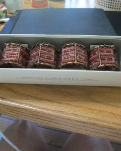 Neu im Karton Pier One Serviettenring Halter 4 marokkanische rote Perlen Drähte Weihnachten Urlaub - Bild 1 von 3