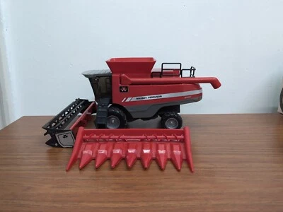 1/24 Massey Ferguson 9895 Combine W/Corn Head by Scale Models  - Image 1 of 4