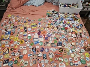 Vintage Collection Of Rare Buttons And Pins Over 300 Piece Lot Over 5 Pounds - Bild 1 von 13