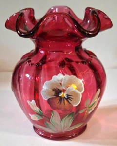 VTG FENTON SIGNED PEGGY LANE w/TAG CRANBERRY GOLD PAINTED PANSIES 4" GLASS VASE - Picture 1 of 8