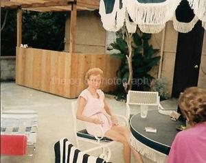 FOTO ENCONTRADA Color ESTUDIO DE PERSONAJES Instantánea Original UNA MUJER AMERICANA 22 58 X - Imagen 1 de 1