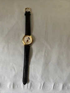 Reloj Disney Mickey Mouse Damas Tono Dorado con Correa de Cuero Negro - Imagen 1 de 3