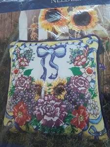 "Kit de punta de aguja almohada corazón floral Candamar Designs 14"" x 14"" #30832 NUEVO abierto" - Imagen 1 de 6