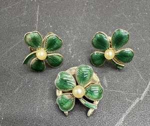 Vintage Green Enameled Shamrock Four-Leaf Clover Clip On Earrings And Pin Set - Picture 1 of 4