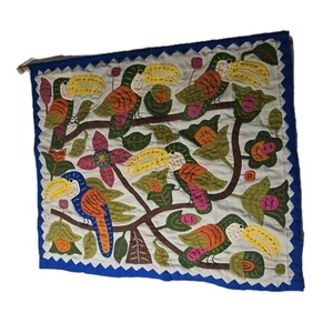 Folk Art Mola Multicolore 6 Uccellini su Ramo Striscione Tucano 16" X 14" Appendiabiti Palo - Foto 1 di 14