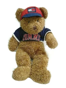 Tommy Hilfiger Plüsch Teddybär Stofftier Spielzeug Pullover Mütze braun - Bild 1 von 3