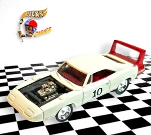 Johnny Lightning 1969 Dodge Charger Daytona weiß rot 10 Spoiler Street Freaks - Bild 1 von 7