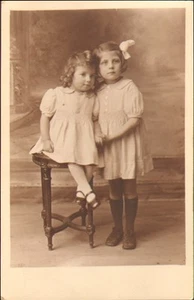 CARTE-PHOTO NON LOCALISEE 2 JEUNES FILLES - Picture 1 of 1
