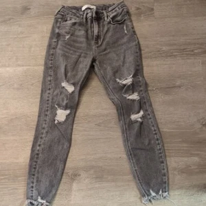 Kancan Gray Black Distressed Raw Hem Jeans Size 7/27 - Bild 1 von 6