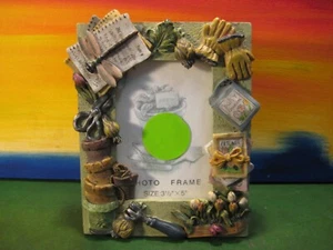 Gardeners' Garden Tools & Flower Seeds Cast Resin Photo Frame 3x5 - Imagen 1 de 5