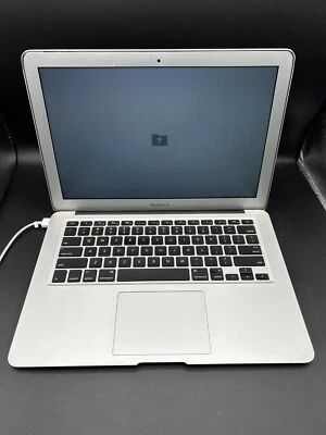 Apple MacBook Air 13" 2011 A1369 i5 2da generación 1,60 GHz 2 GB RAM 64 GB SSD sin sistema operativo Foto 1 de 4