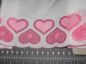 Corazones Bordados Rosa Dulce 4" Bordado Leron Hecho en Suiza 1 yarda - Imagen 1 de 3