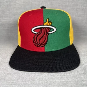 Cappello snapback Miami Heat Pinwheel regolabile Mitchell & Ness NBA Rasta Hip Hop - Foto 1 di 11