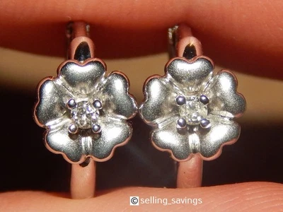 PENDIENTES ARO HUGGIE PEQUEÑOS ORO BLANCO 14K DIAMANTE FLOR MATE 1/2 DIÁMETRO Foto 1 de 4