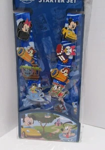 Juego de prendedores de los parques de Disney de 8 personajes bebés en vehículos atracciones paseos en cordón - Imagen 1 de 6