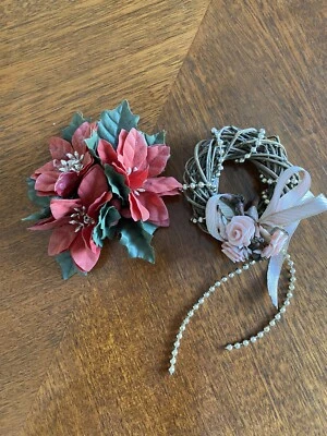 2 DEKO KRÄNZE SET FÜR KERZENSTÄNDER￼ROT GRÜNE BLÜTEN &GEFLOCHTEN MIT PERLENBAND - Bild 1 von 4