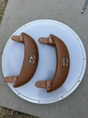 02-10 LEXUS SC430 FRONT SEAT HEADREST BACK TRIM LOGO EMBLEM OEM Foto 1 de 4