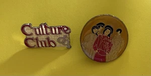"2 prendedores de solapa pinback de metal para concierto de banda de rock de club cultural vintage de 1""" - Imagen 1 de 3