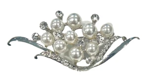 Vintage rhodinierte glänzende Kunstperlen & Strass silberfarbene Brosche 3" L - Bild 1 von 3