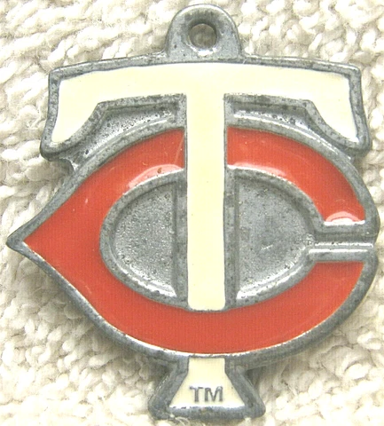 2004 MINNESOTA TWINS METAL & ENAMEL 1 1/2" SOUVENIR KEYCHAIN GREAT AMERICAN PROD Cover