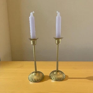 "Juego de 2 candelabros ligeros de metal acabado dorado con base festoneada de 7"" de alto" - Imagen 1 de 3