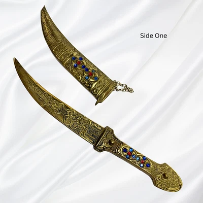 Винтажный латунный ближневосточный изогнутый кинжал и декоративные ножны — с драгоценными камнями - Изображение 1 из 4