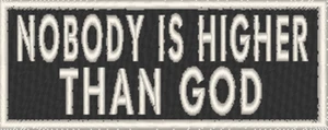 Parche NOBODY IS HIGH THAN GOD con gancho y bucle moral emblema táctico blanco - Imagen 1 de 1