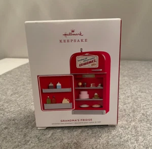 HALLMARK Halterungsornament OMAS KÜHLSCHRANK rot von Nello Williams Neu im Karton - Bild 1 von 10
