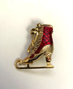 Vintage Brosche goldfarben Metall Anstecknadel Weihnachten rot Emaille Schlittschuh - Bild 1 von 2