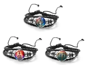Bracelet STRANGER THINGS ¤ Cuir PU tressé avec médaillon ¤ Modèle au choix ¤NEUF - Picture 1 of 5