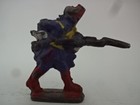 Alte Zinnfigur / Preußischer Soldat mit Gewehr angreifend - Farbvariante 6