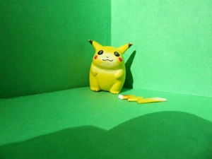 PIKACHU 1-1/2" Pokémon NINTENDO VINTAGE *Broken tail*. Stamped: C/G TOMY China - Picture 1 of 7
