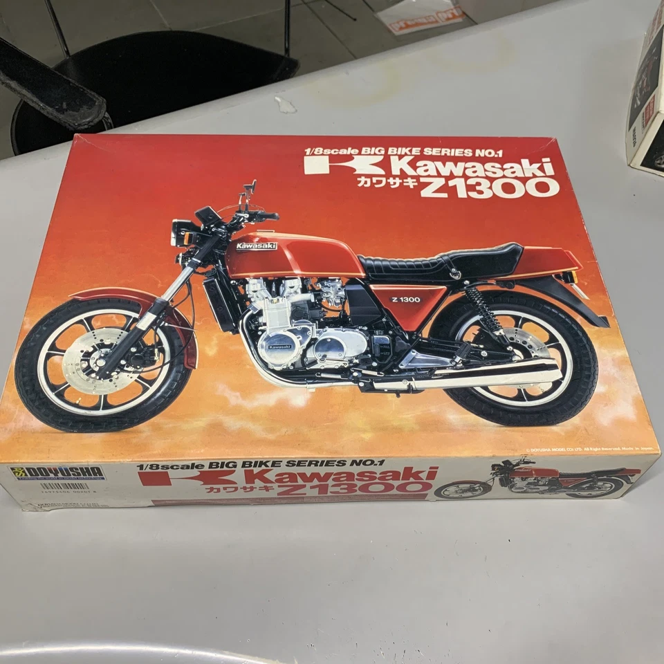 KAWASAKI Z1300 DOYUSHA 1:8 Kit Da Montare Collezione Moto Modellismo | PERFETTO - Immagine 1 di 4