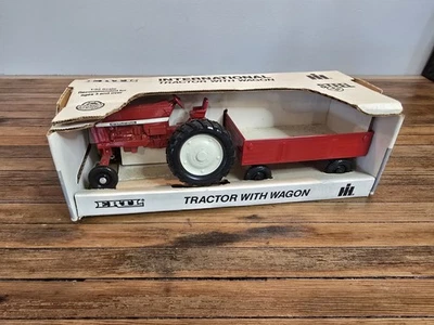 Tractor y vagón International 666 Ertl 1988 vintage escala 1:32, #52, nuevo en caja 1491 Foto 1 de 4