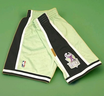 'RARE"Mitchell and Ness 'Hardwood Classics' NBA🏀'Milwaukee Bucks' Shorts-M Sz L - Image 1 of 4