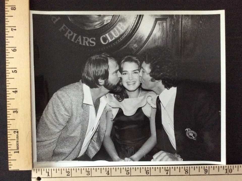Foto rara original de colección de besos de Tom Jones 16º día B de Glen Campbell Brooke Shields Foto 1 de 3