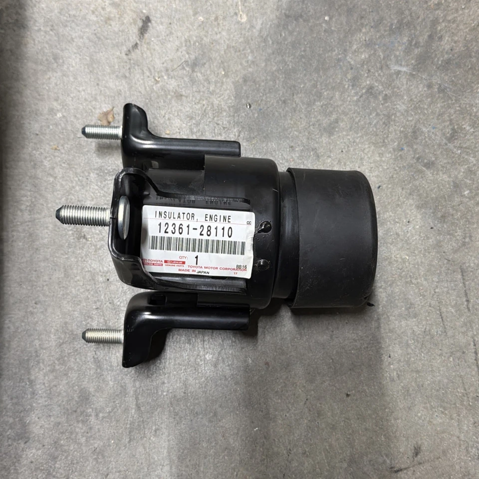 Aislador de montaje del motor delantero genuino OEM 12361-28110 Toyota Camry Solara Foto 1 de 4