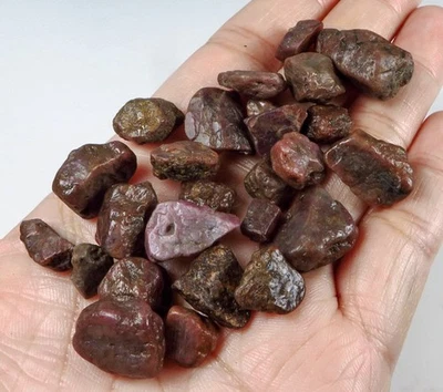 Muestra de rubí estrella roja natural sin calefacción de 218 quilates faceta áspera YRX2857 Foto 1 de 3