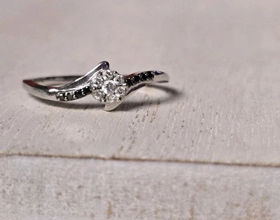 Anillo de compromiso pre promesa diamante negro flor oro blanco 10k Kay joyero $565 Foto 1 de 4