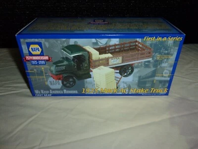 Camión de estacas First Gear NAPA 1925 75th Aniv Mack AC fundido a presión escala 1/34 nuevo en caja como nuevo Foto 1 de 4