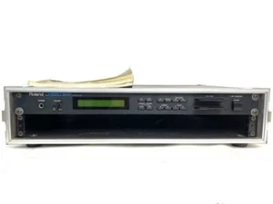 Roland U-220 Sound Module Rackmount with U-110 sound card set of 2 & Hard case - Picture 1 of 9