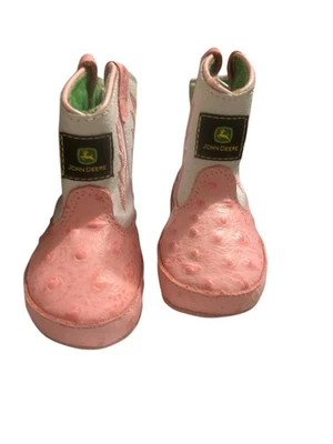 Lote de cosas para bebés niñas botas John Deere, tutú arco iris, gorro de Hello Kitty, etc. Foto 1 de 4