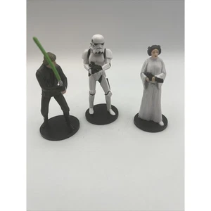 Lote 3 figuras de acción de Star Wars Luke Stormtrooper Leia Cake Topper Disney Store - Imagen 1 de 7