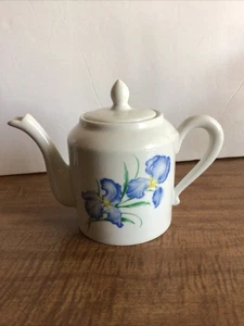 Vintage weiße Teekanne mit blauen Iris Blumen, Made in France  - Bild 1 von 7