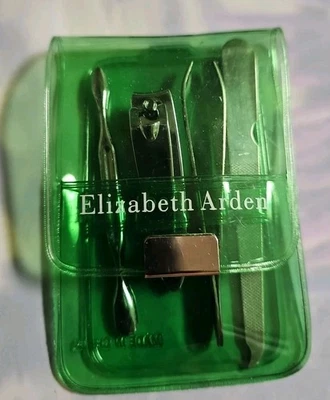Elizabeth Arden Juego de aseo de viaje: cortaúñas, lima, pinza y herramienta para cutículas Foto 1 de 3