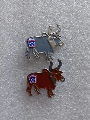 2 Little League Baseball Bull Pins  Foto 1 de 3